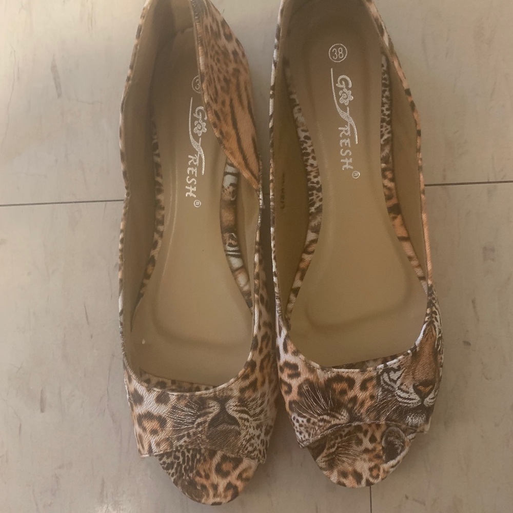 Pep toe flat